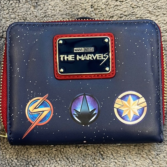 Loungefly Marvel Women's Wallet with Marvel Design NWT Glow in the Dark - Picture 5 of 12
